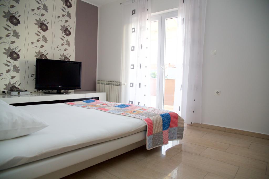 Apartment Antonija With Pool
