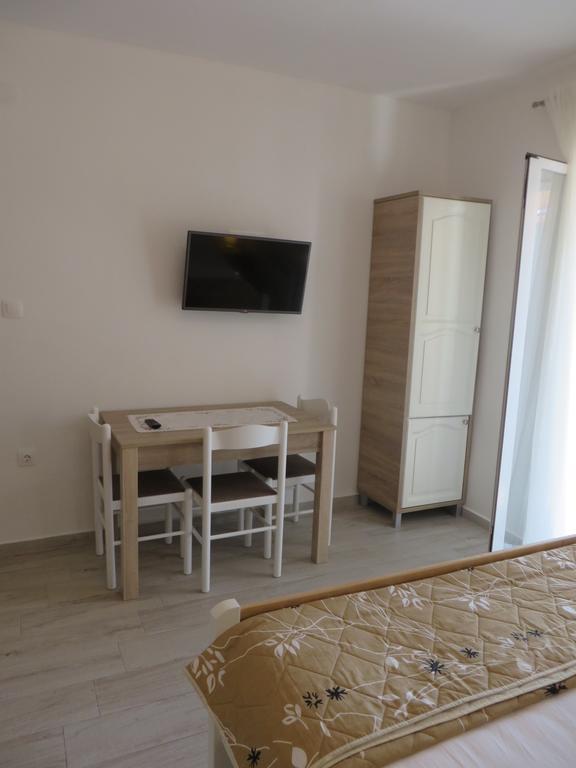 Apartment Antonija With Pool